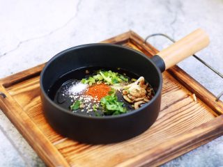 12、荠菜鸡肉馄饨,把香菜、小虾皮、冬菜放在汤碗里,再倒入1小勺的香油、1小勺的辣椒粉、放入少许的白胡椒粉、辣椒粉、盐。