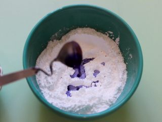 3、星空水晶奶黄汤圆,把木薯淀粉与澄粉混合放入一个大碗里,分次倒入烧开泡好的蝶豆花水。