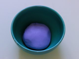 4、星空水晶奶黄汤圆,把搅拌好的面团,揉成团放一边静置20分钟。