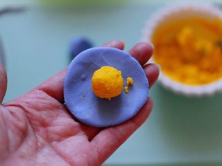 9、星空水晶奶黄汤圆,这个时候把做好的奶黄馅做成圆球后发到面皮上面。