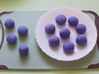 11、星空水晶奶黄汤圆,依此包好所有的汤圆。