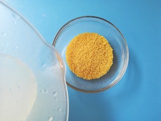 2、#宝宝辅食#健脾养胃小米饼,小米加入适量水