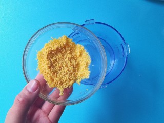 4、#宝宝辅食#健脾养胃小米饼,将泡好的小米倒入辅食机