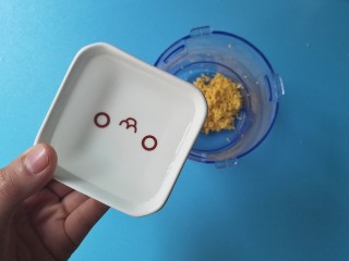 5、#宝宝辅食#健脾养胃小米饼,加入50克清水