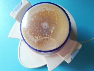 6、#宝宝辅食#健脾养胃小米饼,启动辅食机，打成小米米浆