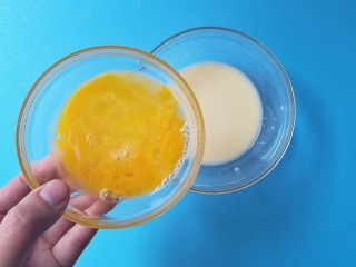 9、#宝宝辅食#健脾养胃小米饼,将鸡蛋液倒入米浆里