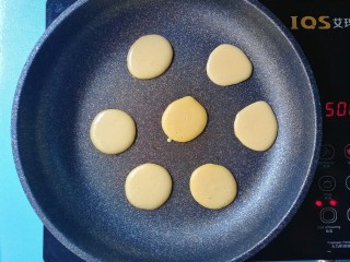 12、#宝宝辅食#健脾养胃小米饼,起锅不用油，勺入小米面糊摊成小饼