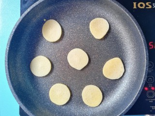 13、#宝宝辅食#健脾养胃小米饼,煎至两面熟透即可