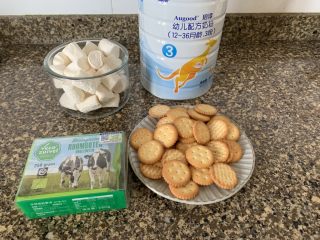 1、超级拉丝牛轧饼干,准备好所有的食材。我用的孩子喝的澳优珀淳奶粉，也可以用其他奶粉