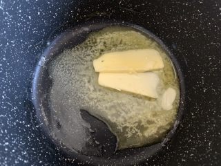 2、超级拉丝牛轧饼干,黄油放到不粘锅内小火融化。