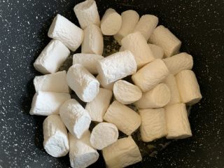 3、超级拉丝牛轧饼干,黄油融化后，加入白色棉花糖小火融化