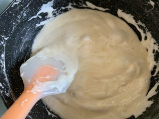 4、超级拉丝牛轧饼干,边加热边不停搅拌，一直到棉花糖彻底融化