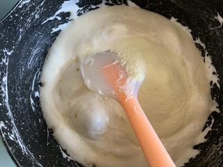 5、超级拉丝牛轧饼干,再加入奶粉，这个时候可以关火了