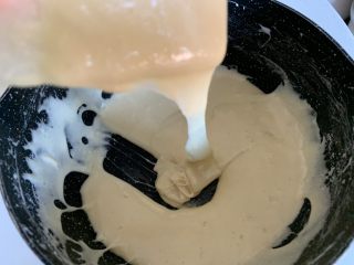 6、超级拉丝牛轧饼干,搅拌到顺滑的状态