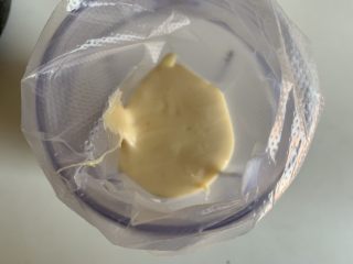 7、超级拉丝牛轧饼干,把糖浆装入到裱花袋中