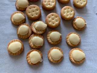 8、超级拉丝牛轧饼干,这么简单，快做起来吧糖浆挤在饼干上