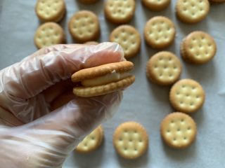 9、超级拉丝牛轧饼干,再盖上另一块