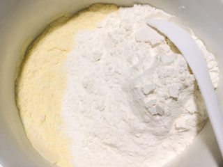 2、小米发糕,加入面粉