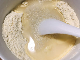 5、小米发糕,加入温水