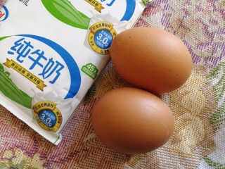 2、黄桃千层蛋糕,纯牛奶，2个鸡蛋。