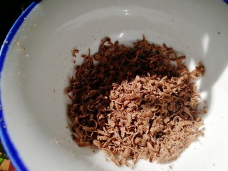 4、黄桃千层蛋糕,适量巧克力碎。