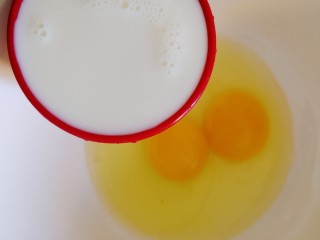 6、黄桃千层蛋糕,倒入牛奶。