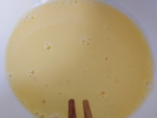 7、黄桃千层蛋糕,搅拌均匀。