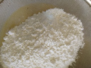 8、黄桃千层蛋糕,筛入面粉。