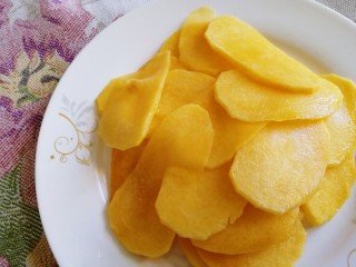 10、黄桃千层蛋糕,黄桃去皮切薄片。