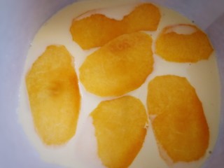 11、黄桃千层蛋糕,模具里铺上油纸，一层奶糊铺一层黄桃片。