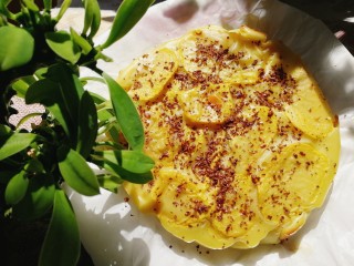 14、黄桃千层蛋糕,烤好撒上巧克力碎，蛋糕的温度让巧克力慢慢碎融化。