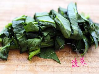 1、荠菜饺子#春意绿#,菠菜叶洗净切碎后加3克盐和150克清水榨汁