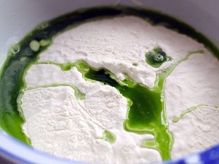 3、荠菜饺子#春意绿#,面粉里加入过滤后的菠菜汁和成面团