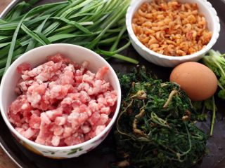 6、荠菜饺子#春意绿#,韭菜洗净备用、香菜也洗净备用、金沟海米提前用温水浸泡备用