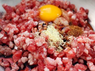 7、荠菜饺子#春意绿#,肉馅中加入鸡精、胡椒粉、花椒粉、老抽、生抽、料酒、鸡蛋和泡发海米的水顺一个方向搅拌上劲、记住不要现在放盐哟……