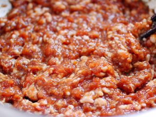 8、荠菜饺子#春意绿#,搅拌好的肉馅加入盐和食用油调味