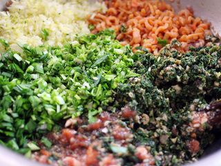 10、荠菜饺子#春意绿#,依此类推、韭菜切成碎末、香菜切碎末后加入搅拌好的肉馅中