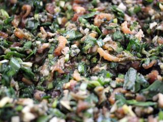 11、荠菜饺子#春意绿#,把所有馅料加入芝麻油拌匀即可