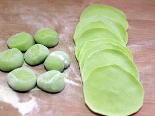 12、荠菜饺子#春意绿#,醒发好的面团、搓成长条、揪成你想要的剂子、擀成圆皮、如图
