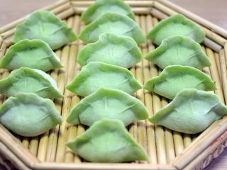 13、荠菜饺子#春意绿#,把馅料包入园面皮里即可、入图、这样饺子就包好了……