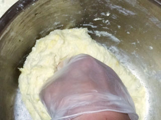 5、浅湘食光&牛奶油条,以拳头按压的方式揉面