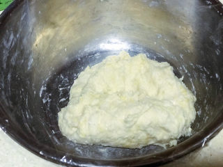 6、浅湘食光&牛奶油条,有点粘，揉成面团盖保鲜膜静置10分钟（再揉没这么粘）