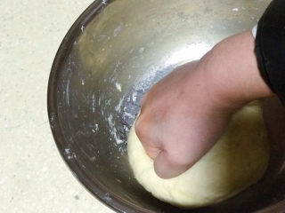 7、浅湘食光&牛奶油条,继续揉面成光滑面团