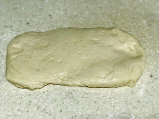 10、浅湘食光&牛奶油条,案板抹油放揉好的面