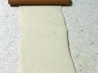 12、浅湘食光&牛奶油条,用擀面杖擀成厚薄均匀长条状（约1厘米厚）