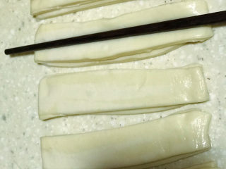 16、浅湘食光&牛奶油条,用筷子按压中间