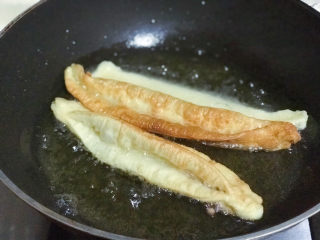 18、浅湘食光&牛奶油条,拉升入8成热油锅炸，中小火