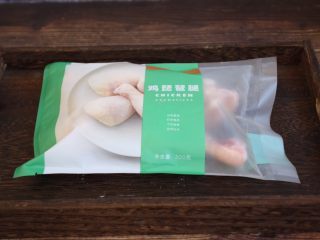 2、烤奥尔良风味黄金鸡腿,鸡腿提前从冰箱里拿出来自然解冻。