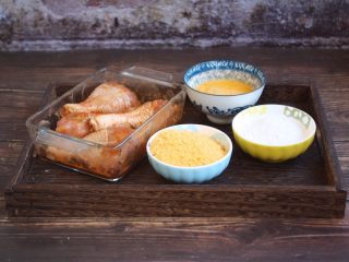 9、烤奥尔良风味黄金鸡腿,准备好蛋液，面包糠，玉米淀粉，分别放在容器中。