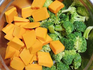 2、西兰花玉米鸡肉糕（芝士焗烤版）,将西兰花和南瓜切块儿、洗好待用。